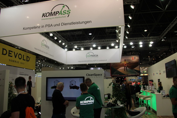 Messestand KOMPASS-Gruppe mit Info-Stand zu CleanSpace Atemschutz (Foto © Daniela Kamp-Beutgen DKB)